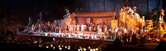 Bühnenbild Madame Butterfly in der Arena di Verona (Foto: MartiN Schmitz)